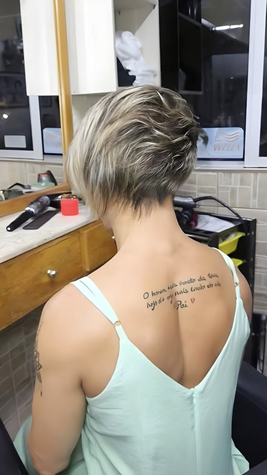 Short bob com mechas loiras visto de costas